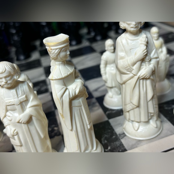 Vintage E.S. Lowe Renaissance Chessmen Set 1979 Complete w/ Board & Box No. 831 - Picture 3 of 16